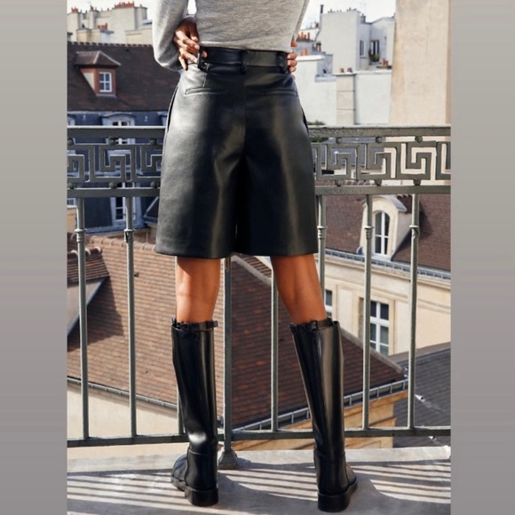 Aritzia Babaton Limerick high-waisted vegan leather shorts. 🖤 - Picture 3 of 9